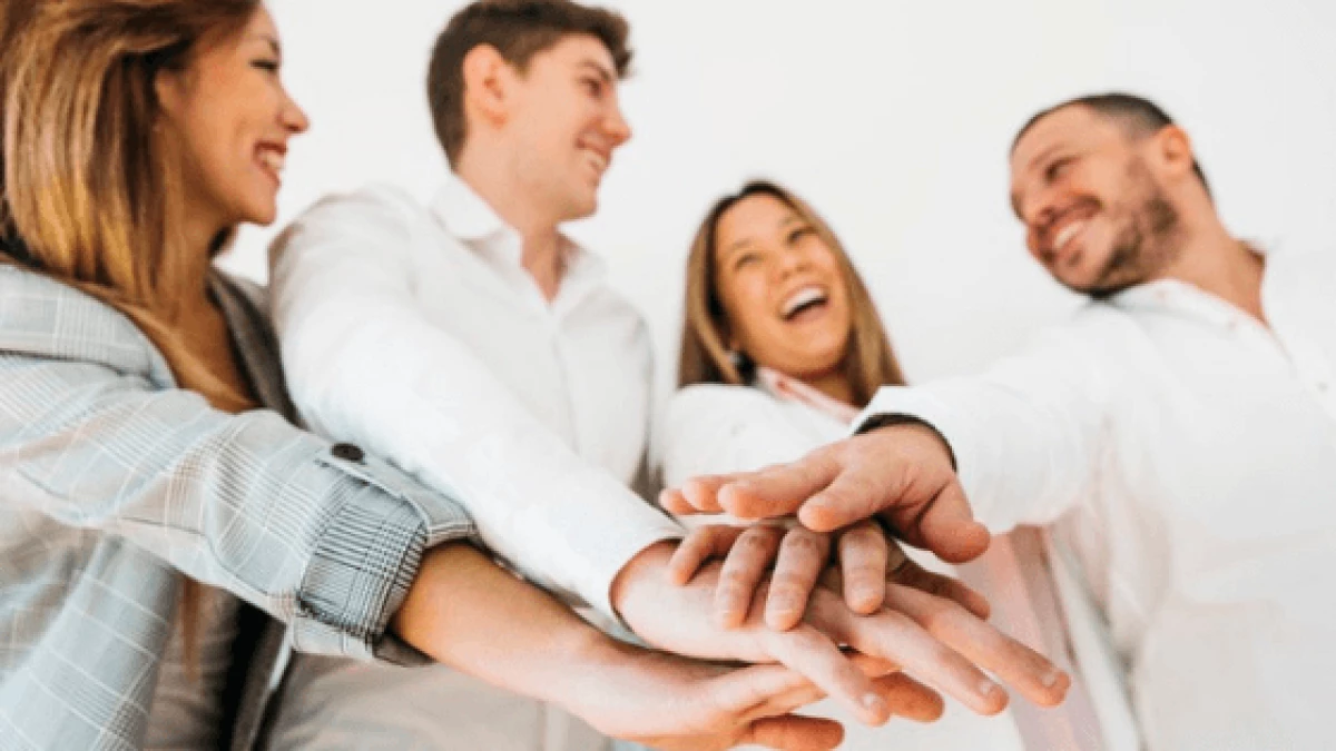 Smiling-coworkers-email3